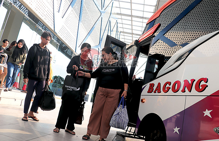 RAMAI: Sejumlah penumpang menaiki salah satu bus di Terminal Tipe A Patria Kota Blitar pada momen libur Nataru, minggu (24/12).