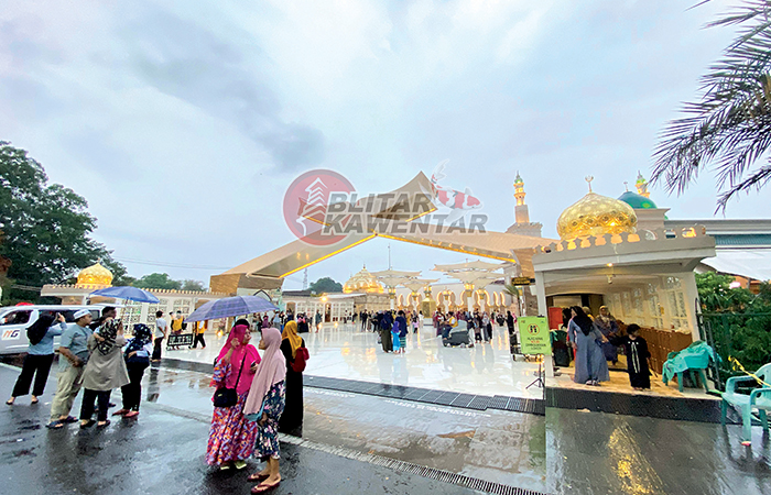 RAMAI: Para wisatawan memadati area wisata religi Masjid Ar-Rahman saat momen libur akhir tahun,senin (25/12).