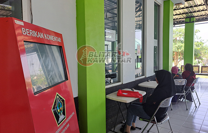 ANTRE: Warga menjalani serangkaian tahapan perekaman e-KTP di kantor Dispendukcapil Kabupaten Blitar.