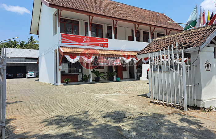 SEPI: Pengguna jalan melintas di depan kantor KPU Kabupaten Blitar yang tampak lengang, senin (25/12).