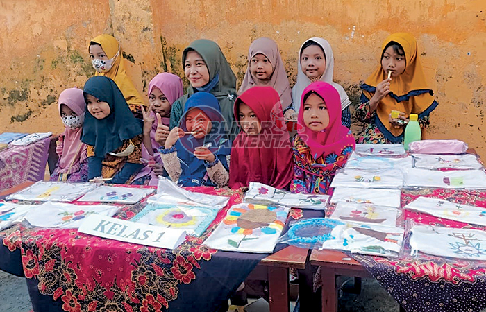 SERU: Siswa SDI Srengat ketika membuat kerajinan sebagai proyek kurikulum merdeka.