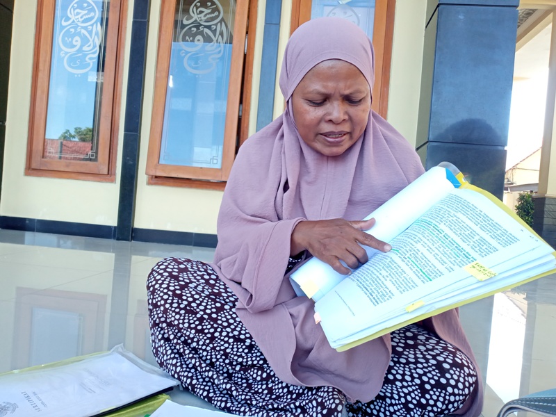 BUKTI BARU: Sri Fatokah menunjukkan adanya kejanggalan pada dokumen kasusnya.