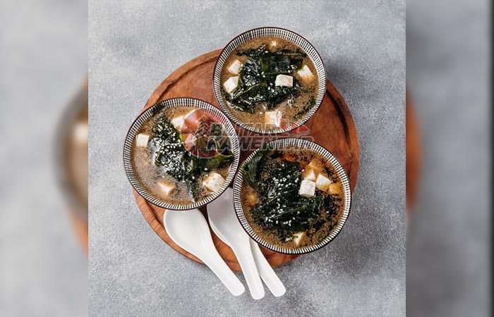 MENGENTAL: Penampakan bubur akar teratai yang lengkap dengan topping biji-bijian, goji berry, kurma, hingga sarang burung walet.