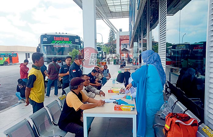 SIDAK: Sebanyak  25 awak bus menjalani tes urine dan kesehatan di  Terminal Tipe A Patria, kemarin (22/12).