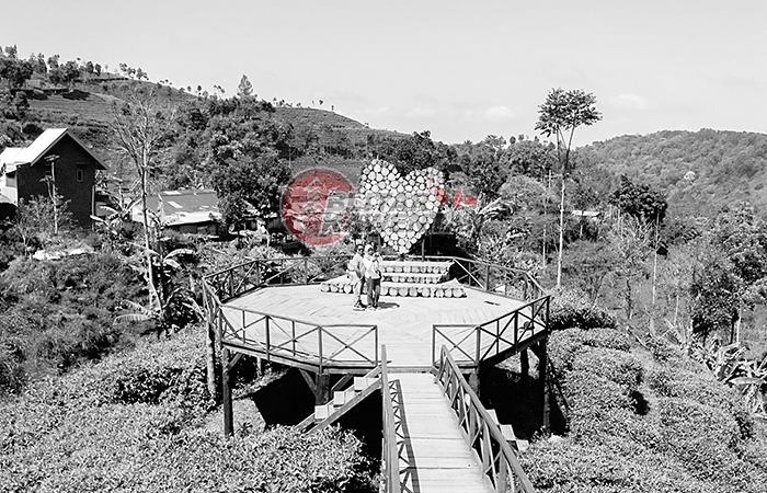 SEJUK: Wisatawan menikmati suasana berlibur di kebun teh Sirah Kencong.