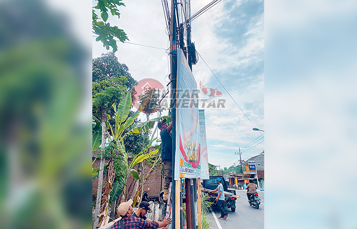 PELANGGARAN: Petugas gabungan menertibkan APK yang melanggar perda di salah satu ruas jalan di wilayah kabupaten.
