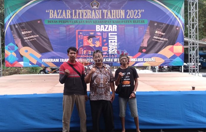 KOMPAK: Koordinator Suara Sastra Galang Suhastra (kiri) dan Jon Blitar, bersama Drs Maman Soekrisno (tengah) dan Kepala Bidang Perpustakaan Dinas Perpustakaan dan Kearsipan Kabupaten Blitar.