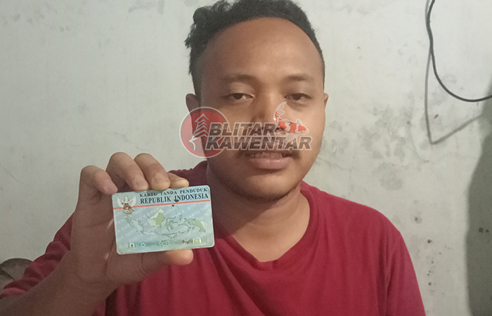 TAAT ADMINDUK: Warga asal Desa Pojok, Kecamatan Garum, menunjukan kartu tanda penduduk miliknya.