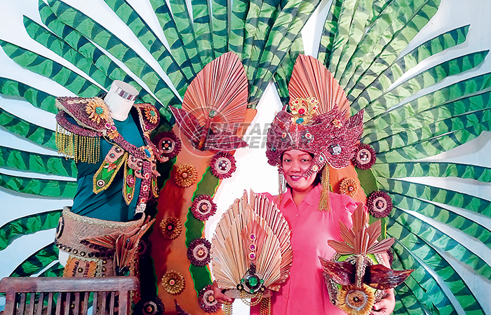 UNIK: Nining Srigati menunjukkan kostum dari bahan alam buatannya.