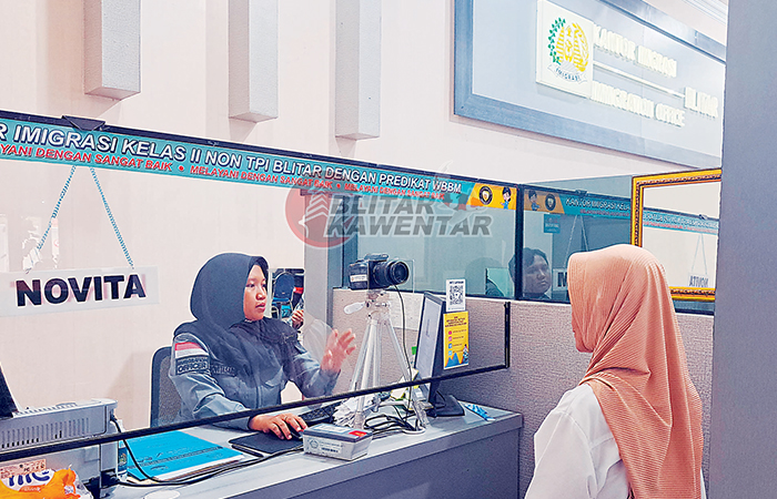 PRESEDURAL: Warga berada di loket Imigrasi Kelas II Non TPI Blitar untuk mengurus paspor.