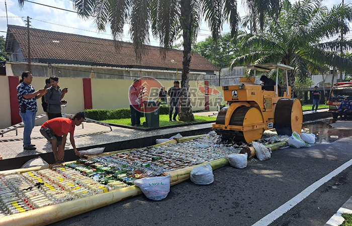 Polres Kota Blitar Lakukan Proses Penghancuran Miras