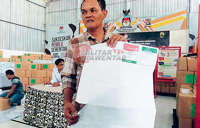 TIDAK SEMPURNA: Ketua KPU Kabupaten Blitar Hadi Santosa menunjukkan surat suara yang rusak karena sobek.