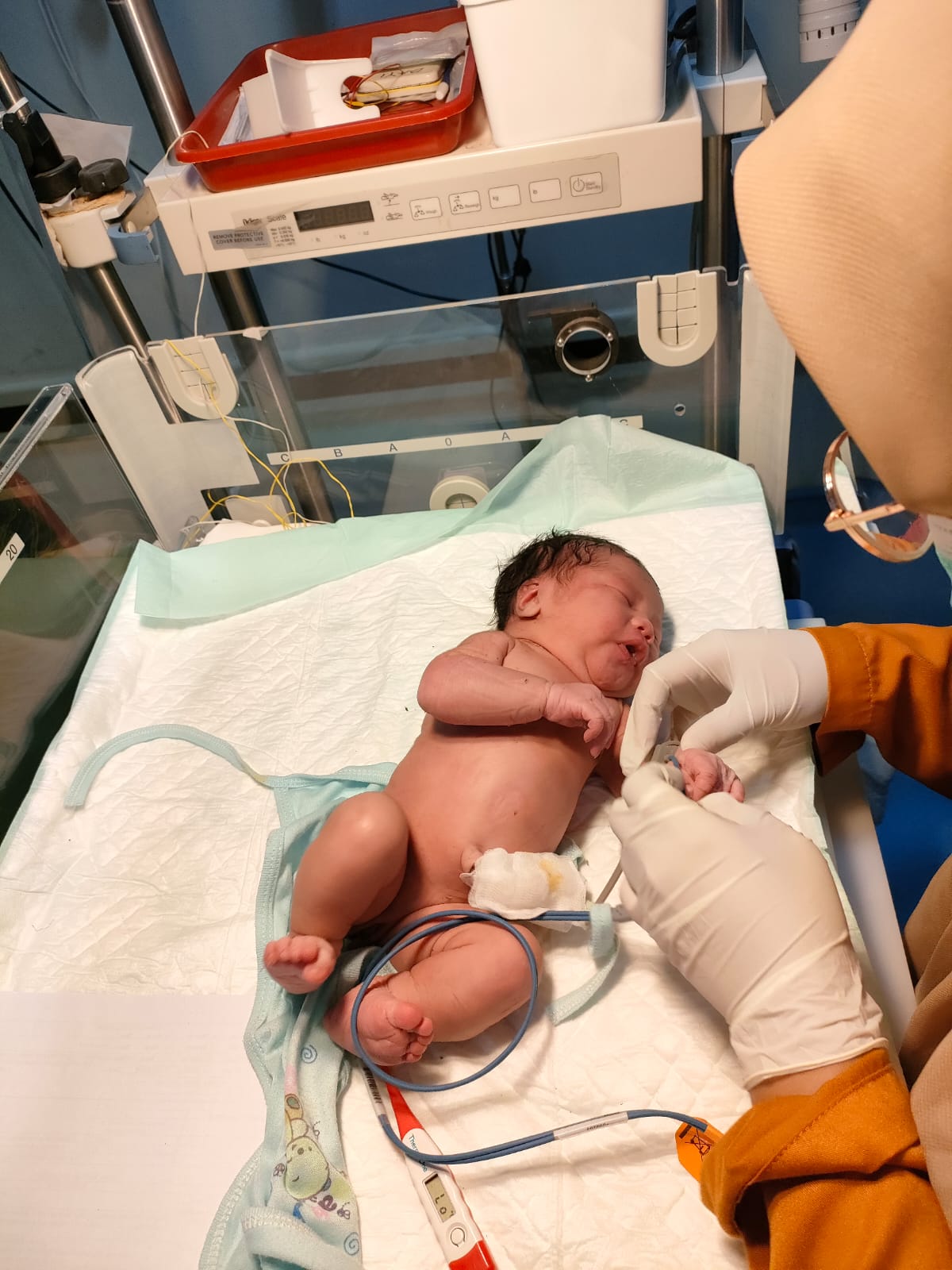 MASIH HIDUP: Bayi gemoy tak berdosa mendapat perawatan medis petugas kesehatan RSUD Srengat usai ditemukan, Minggu (31/12/2023).