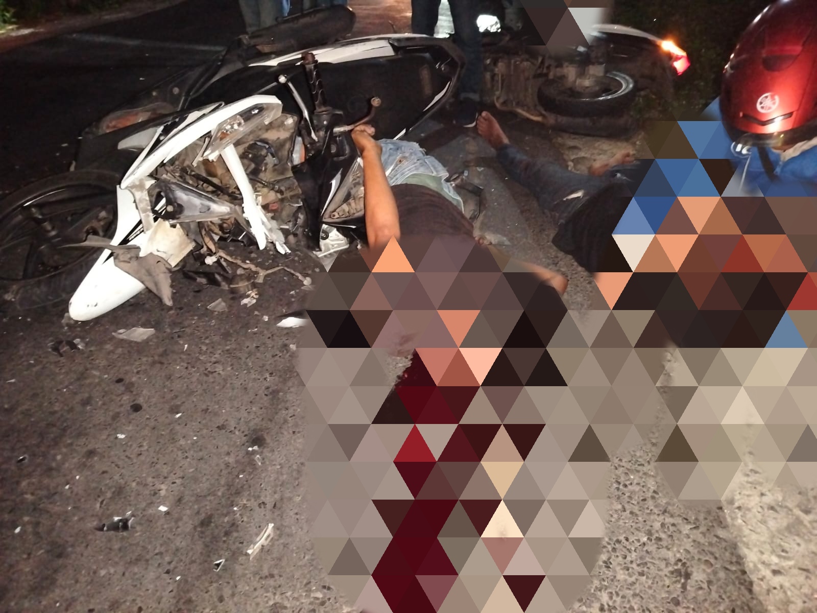 APES: Dua Pengendara  tergelak usai tabrakan adu moncong di Jalan Umum Kanigoro, Kabupaten Blitar, Minggu (31/12/2023) malam.