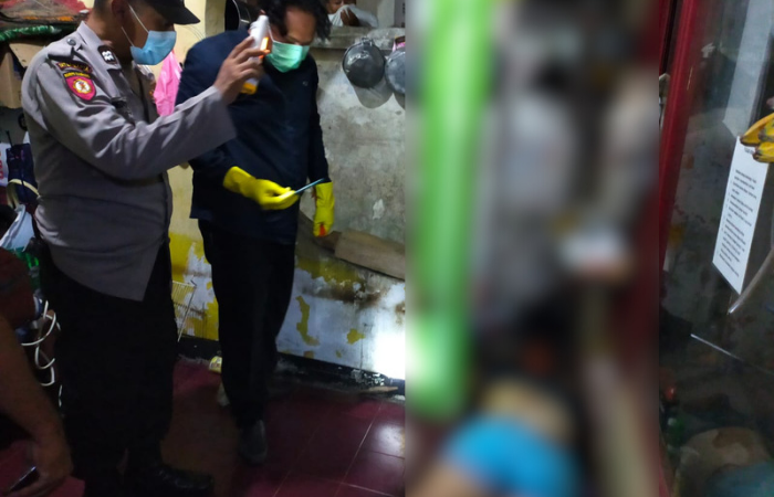 Warga Jalan Sulawesi di Kelurahan Karangtengah, Kecamatan, Kota Blitar digegerkan dengan 2 mayat.