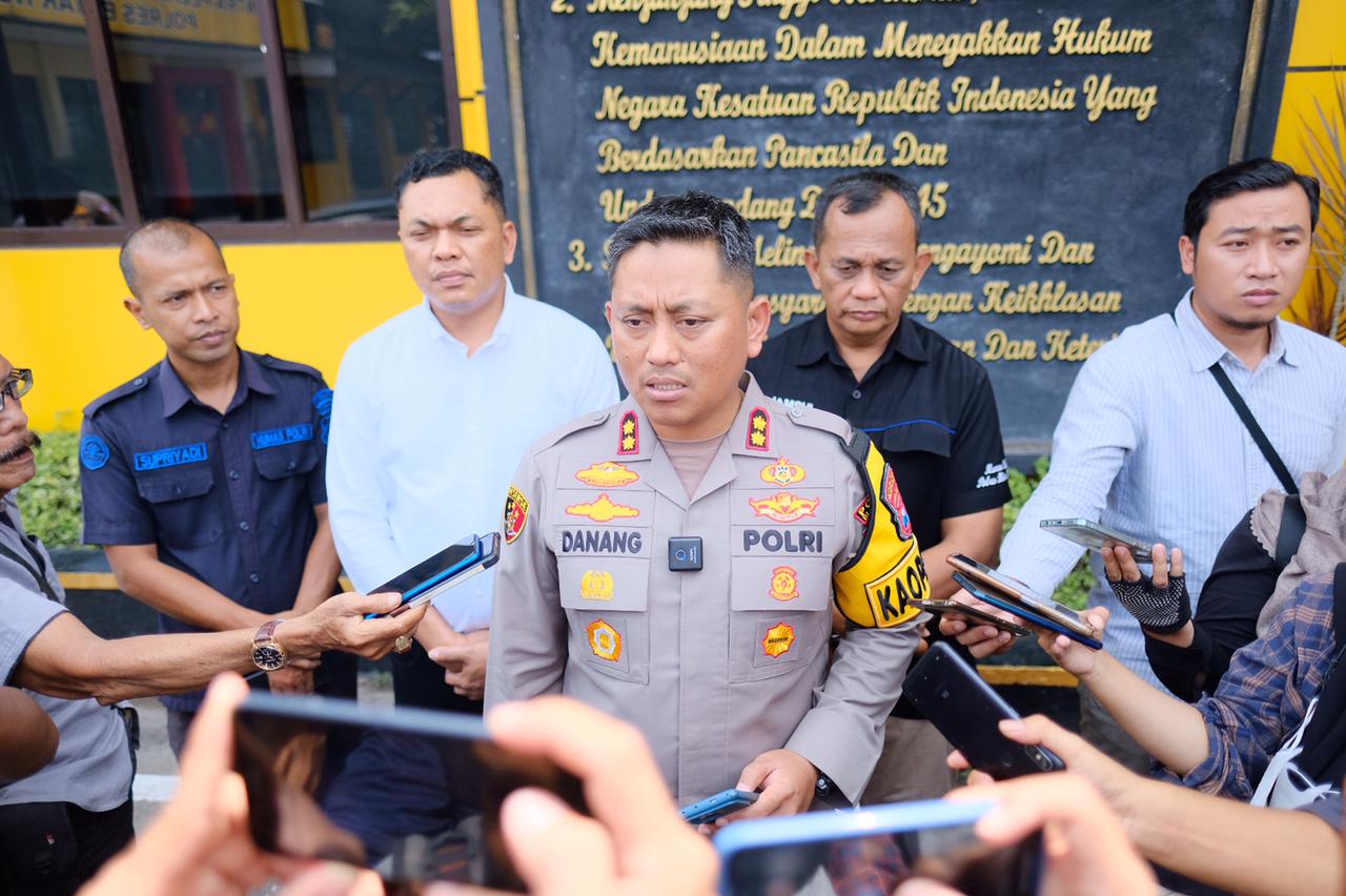 GERCEP: Kapolres Blitar Kota AKBP Danang Setiyo Pambudi memberikan keterangan kepada wartawan terkait kasus dugaan pemubunuhan di rumah penampungan hewan di Kota Blitar, Selasa (2/1/2023).