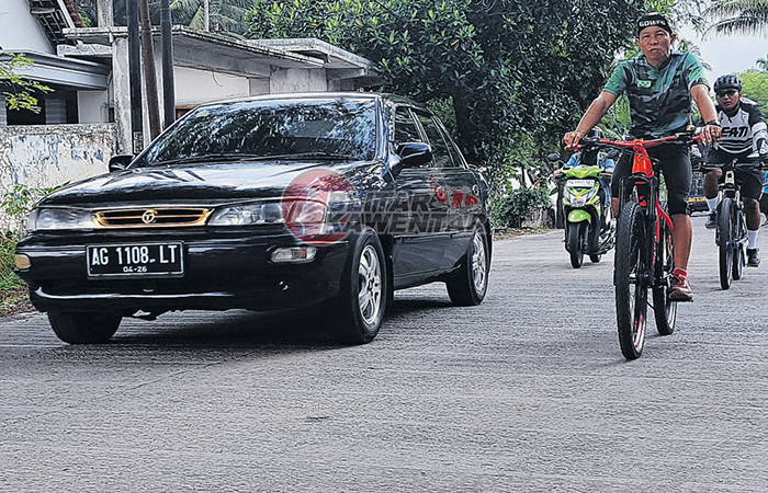 RAMAI: Pengguna jalan melintas di salah satu ruas jalan beton rabat di kabupaten.
