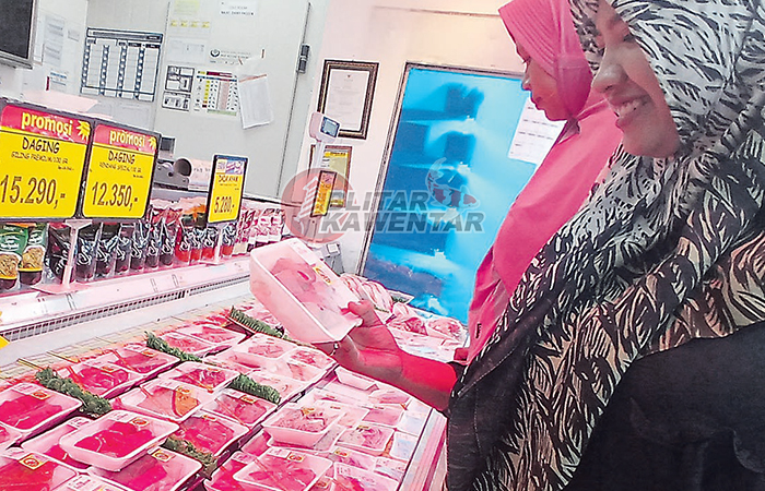 PILAH-PILIH: Pelanggan berbelanja di salah satu gerai di mall Blitar Square