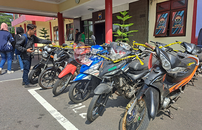 JADI BUKTI: Barang bukti pelaku pencurian motor dipamerkan di halaman Mapolres Blitar, Jum