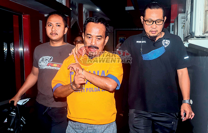 MASUK BUI LAGI: Eks Wali Kota Blitar M Samanhudi Anwar digiring kepolisian Polda Jatim usai ditangkap pada akhir Januari lalu
