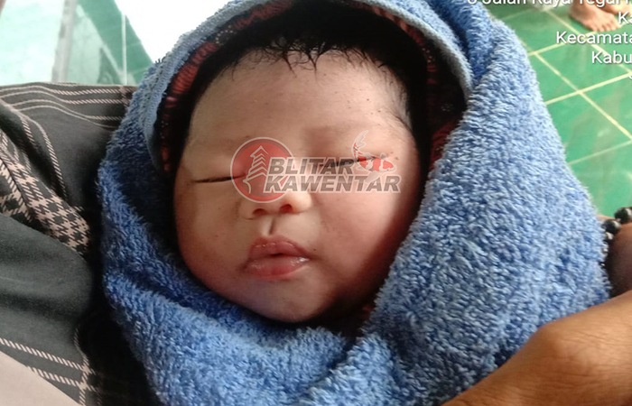 DALAM KONDISI SEHAT: Petugas medis menggendong bayi berjenis kelamin perempuan yang ditemukan di Desa Maliran, Kecamatan Ponggok, pada 31 Desember lalu.