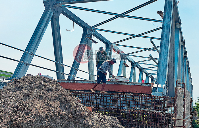 WASPADA: pekerja proyek sedang bertugas hingga lembur di Jembatan Subali usai mengalami keterlambatan pengerjaan.