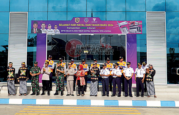 MAKIN MODERN: Sekda Kota Blitar Priyo Suhartono beserta jajaran menyaksikan peresmian secara virtual di terminal, kemarin.