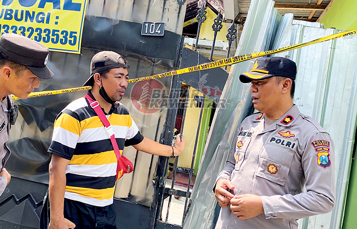 DISELIDIKI: Penanggung jawab hewan peliharaan, Prima melihat suasana area rumah tempat dua warga tewas misterius di Kelurahan Karangtengah, Kecamatan Sananwetan, Selasa (2/1/2024).