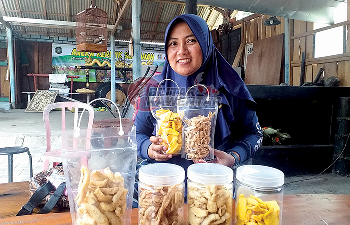 PELUANG: Nana Novita menunjukkan aneka olahan keripik buah buatan kelompok ibu-ibu Kelurahan Gedok.