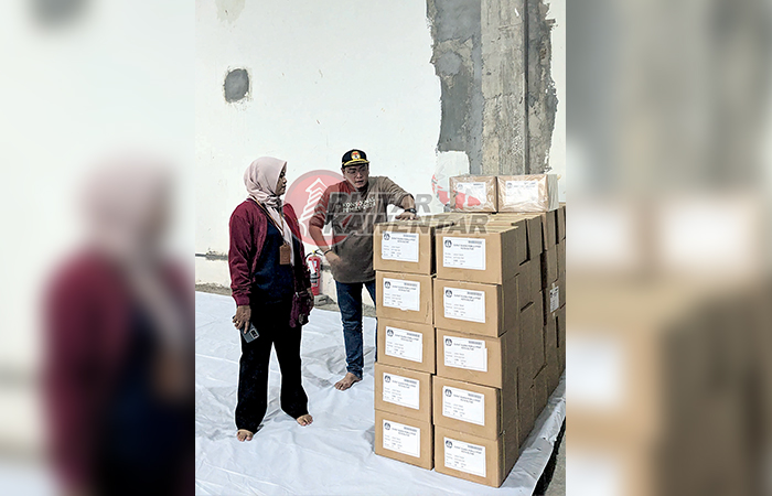 DIJAGA: KPU Kota Blitar menerima surat suara pilpres di gudang KPU, Rabu (3/1).