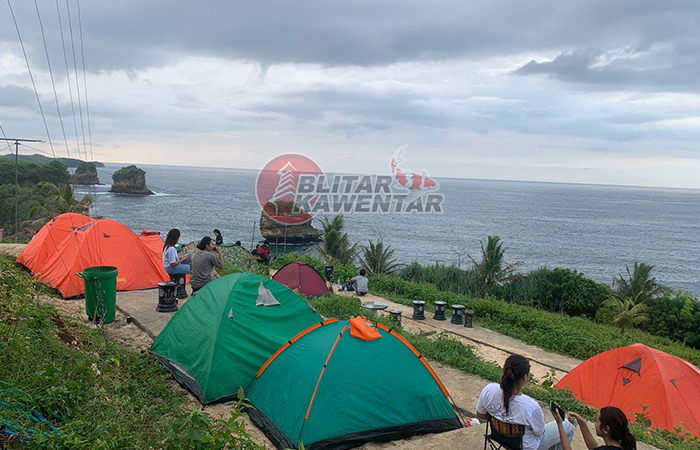 SEJUK DAN ASRI: Pengunjung menikmati view Pantai Pudak dari Songgolangit Ocean View Camp.
