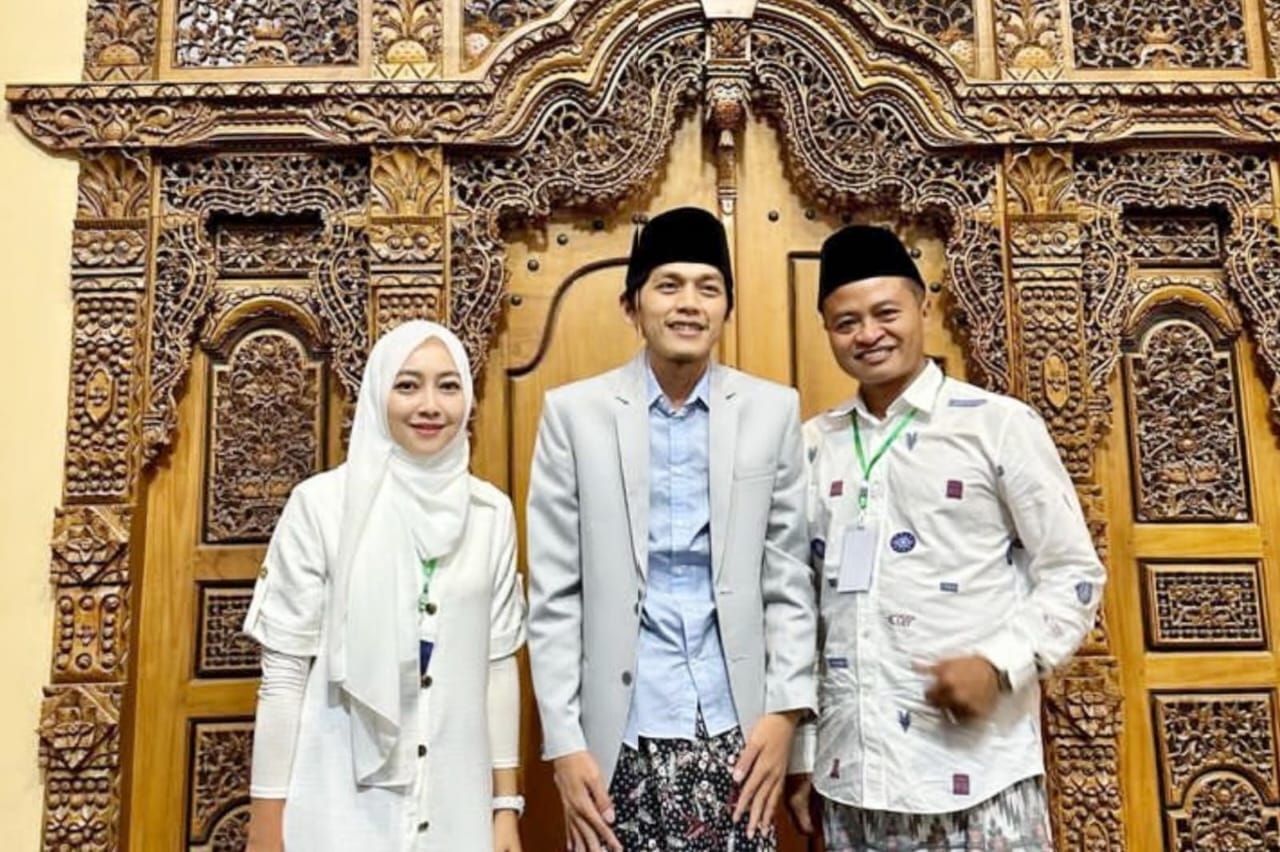 Haji Beky bersama istri berfoto dengan Gus Iqdam saat berkunjung di markas sabilu taubah