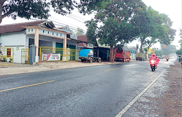 MENDUNG: Pengguna jalan melintas di ruas Jalan Nasional 3 di Desa Pojok, Kecamatan Garum, saat hujan kamis (4/1).
