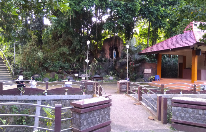 Goa Maria Sendangrejo sangat tenang dan udaranya sangat segar.