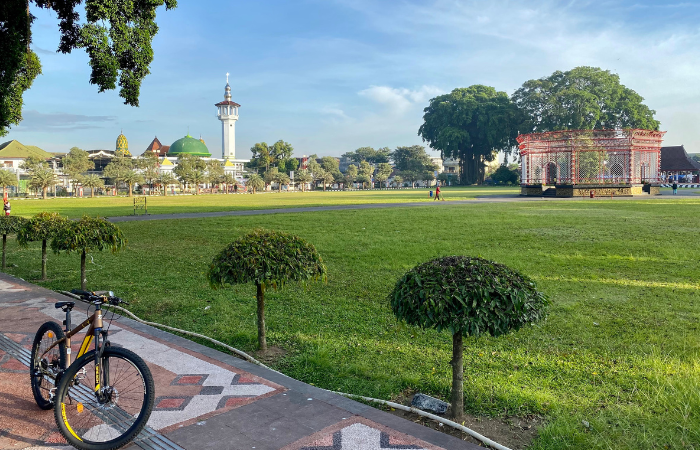 Alon-alon ini merupakan peninggalan sejarah Kabupaten Blitar