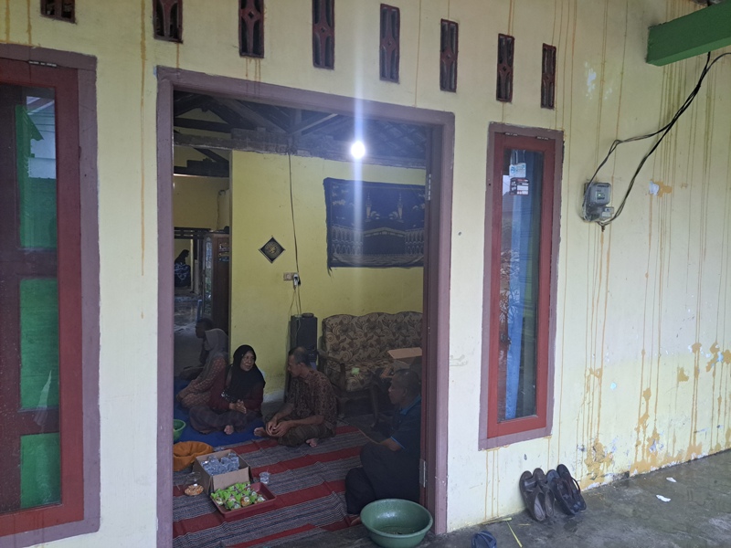 BERDUKA: Suasana rumah duka korban pengroyokan, MAR, di Kecamatan Sutojayan, Kabupaten Blitar, Minggu (7/1/2024).
