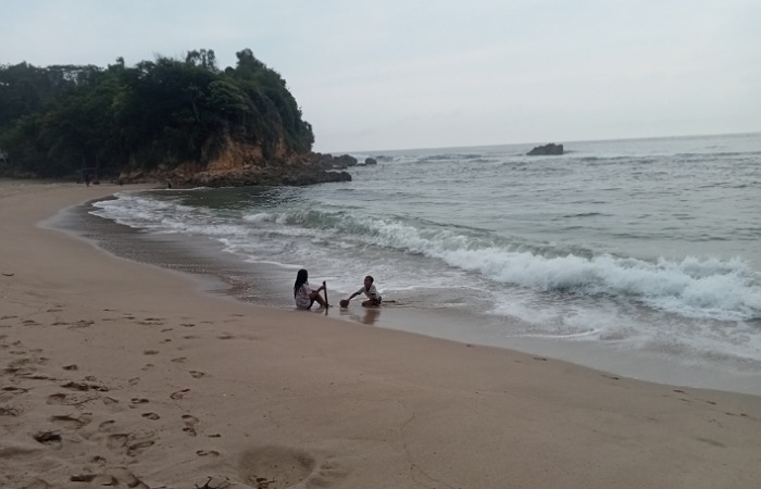 ALAMI: Pengunjung menikmati suasana Pantai Tambakrejo di Desa Tambakrejo, Kecamatan Wonotirto