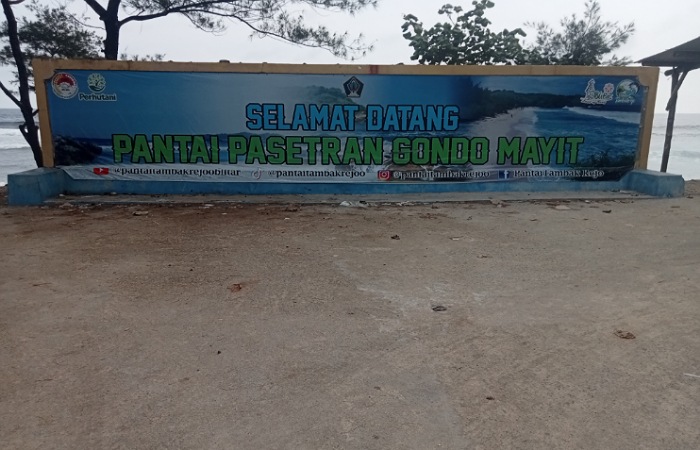 Pintu masuk Pantai Pasetran Gondo Mayit. Pantai ini bersebelahan dengan Pantai Tambakrejo.