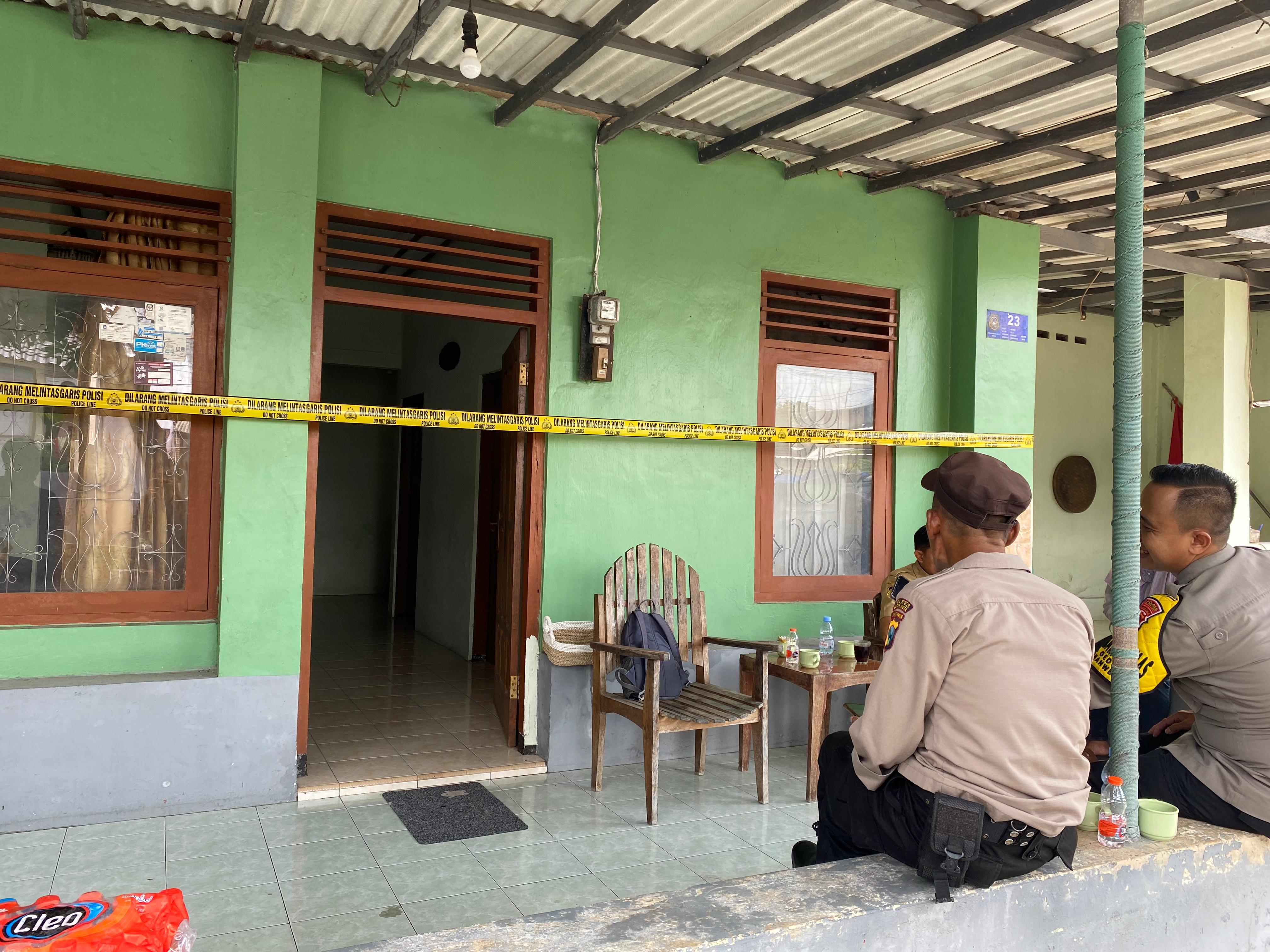 BERESIKO: Situasi rumah warga yang ditemukan granat dijaga ketat polisi, Senin (8/1/2024). 