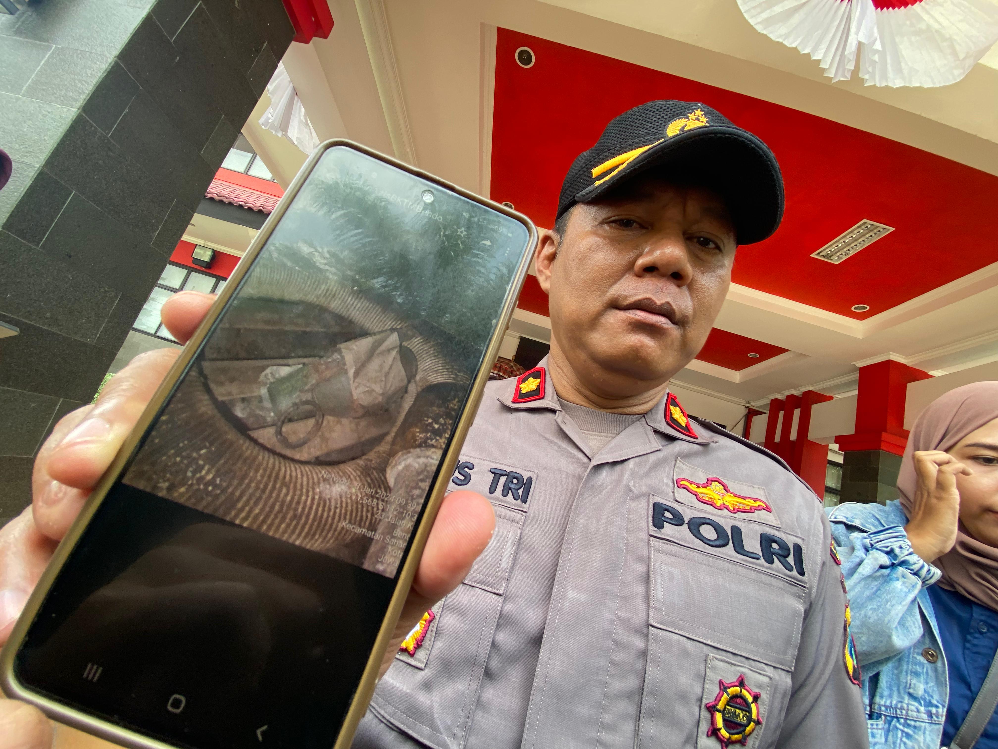 MASIH AKTIF: Kapolsek Sananwetan Kompol Agus Tri menunjukkan foto granat yang ditemukan di rumah warga di Kelurahan Bendogerit, Kecamatan Sananwetan, Kota Blitar, Senin (8/1/2024).