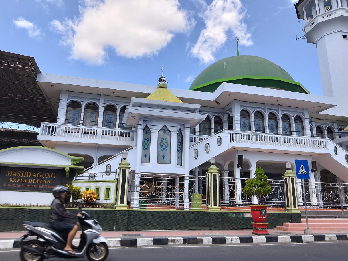Masjid Agung, tempat yang bisa dikunjungi saat berwisata di Alun-alun kota Blitar.