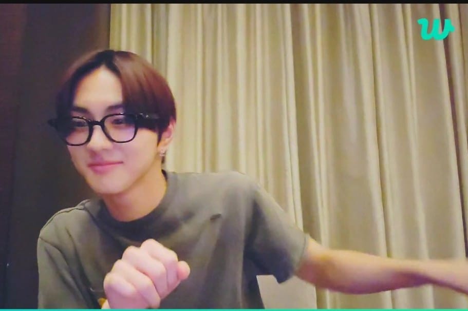 Jungwon Enhypen asik berjoget dengarkan lagu dangdut saat live.