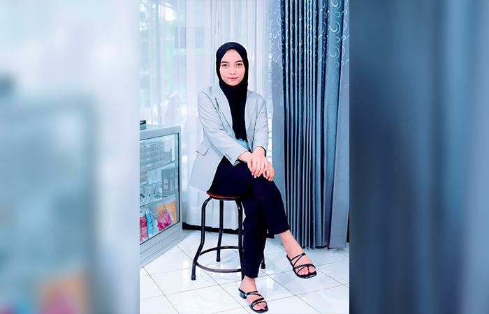 ULET: Nurul Hidayah menyempatkan diri berfoto di sela kesibukan menjalankan klinik kecantikan miliknya.