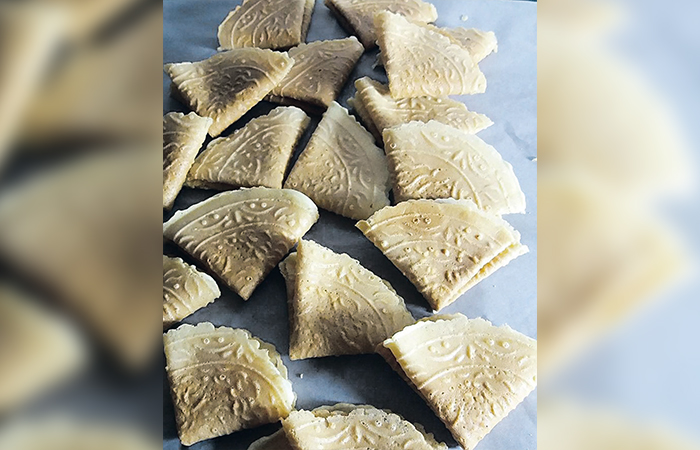 GURIH: Meski jarang ditemui sebagai suguhan Lebaran, opak gambir atau kue semprong saat ini bisa dipadukan dengan rasa buah buahan.