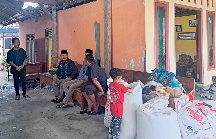 BERDUKA: Beberapa tetangga tampak sedang melayat di rumah duka.