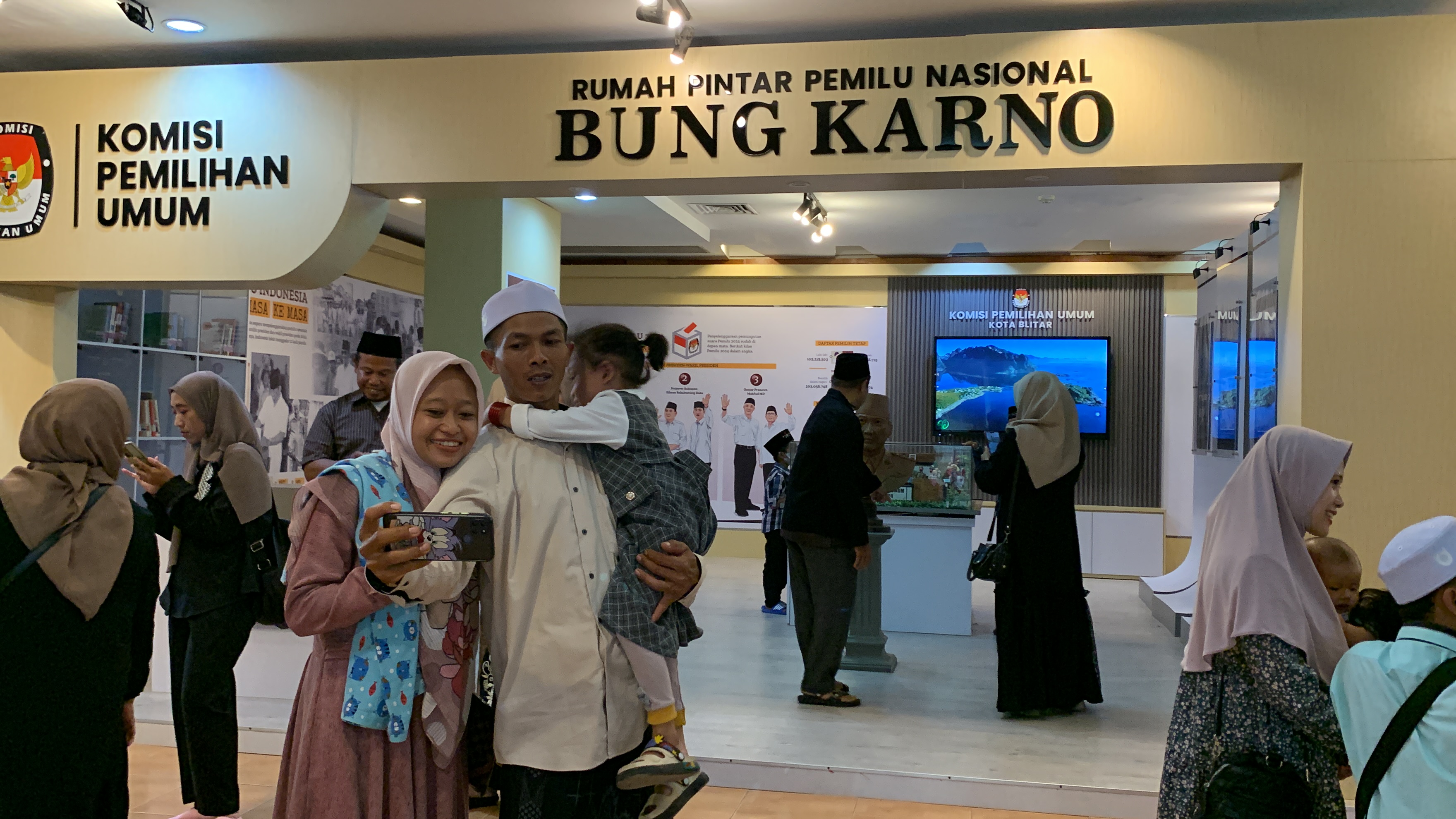 TAMBAH WAWASAN: Sejumlah pengunjung menikmati salah satu spot RPP di Perpustakaan Bung Karno Kota Blitar, Senin (8/1/2024).