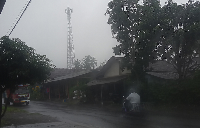 SARANA PUBLIK: Salah satu tower sinyal di Desa Penataran, Kecamatan Nglegok.