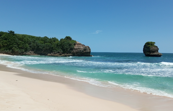 Keindahan alam yang mempesona di pantai pudak blitar