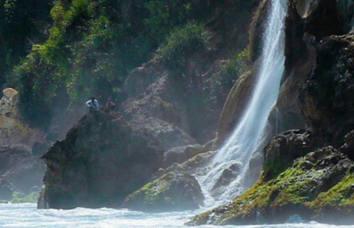 Air Terjun Umbul Waru dan Pantai Umbul Waru adalah penikmat wisata alternatif.