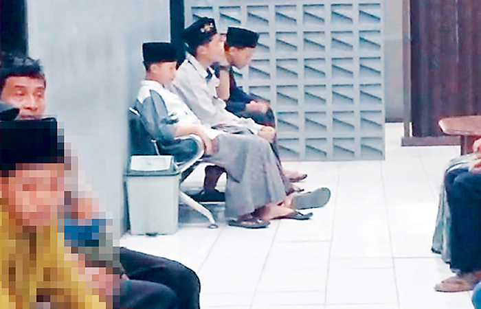 AGAR TERANG: Sejumlah santri yang juga merupakan rekan korban mendatangi Mapolres Blitar untuk dimintai keterangan.